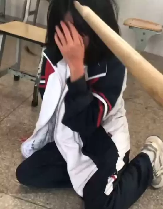 网传云南玉溪霸凌事件！谁再说女本柔弱我跟谁急！下手太狠了-ACGAI艺图