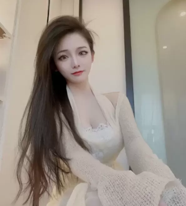 被大哥说“不够善良”，斗鱼Vita蔓蔓失声痛哭，嘴硬发脾气都不行-ACGAI艺图