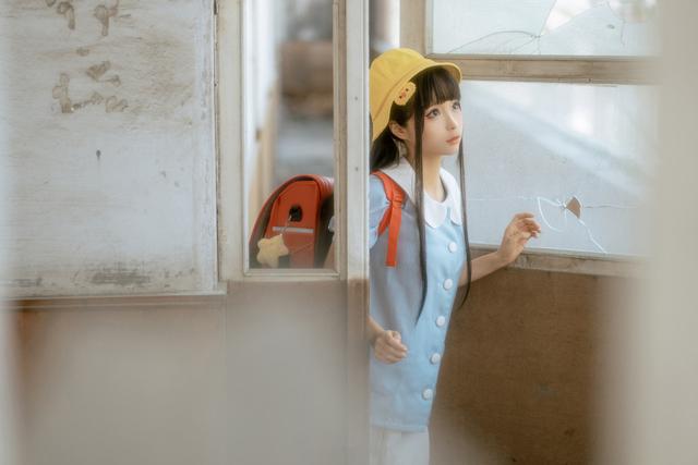 蠢沫沫小黄帽：俏皮可爱，魅力无限-ACGAI艺图