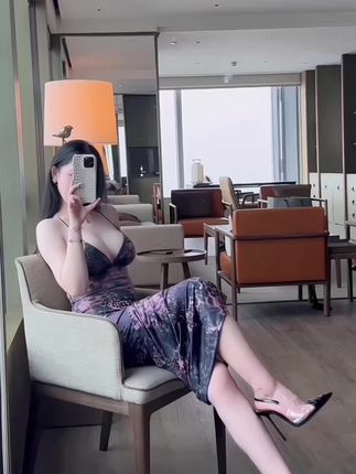 不爱笑的赛琳微密圈写真，蓝色连体比基尼的视觉冲击-ACGAI艺图
