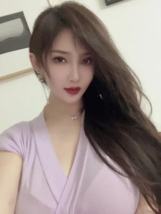 中国时尚界的优雅女神周妍希探索她的魅力与成功故事，让人难以抗拒的优雅-ACGAI艺图