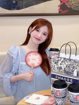 B站_十万口草莓粥粥百万粉丝舰长作品火爆，你上她的船了吗？-ACGAI艺图