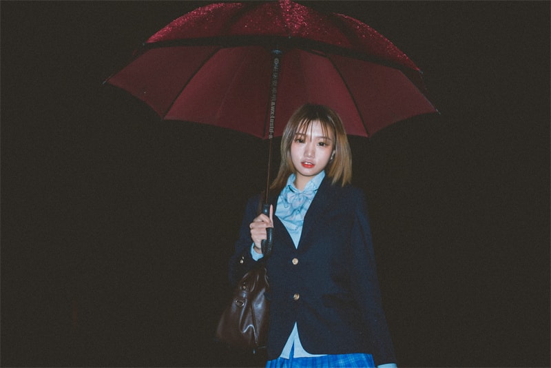柒柒要乖哦最新图片鉴赏 在雨中撑伞的乐观女孩-ACGAI艺图