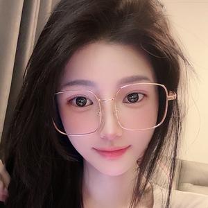 妮温柔的碎花裙与微胖女生的夏日风情，微密圈推荐她的穿搭秘笈-ACGAI艺图