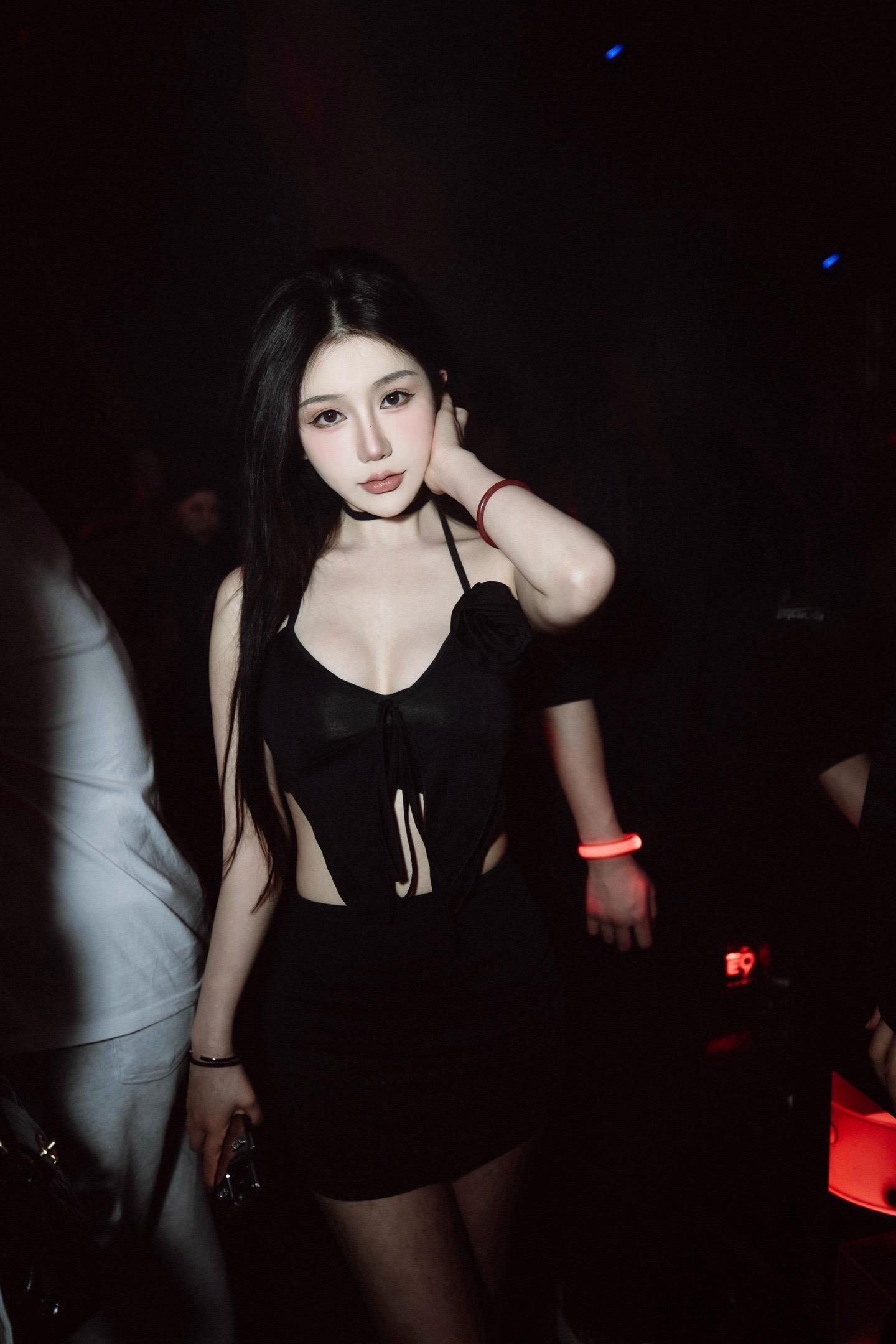 艾拉·Isla微密圈牛仔短裤写真全集曝光，粉丝热议-ACGAI艺图