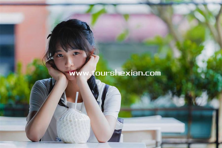 校园清新风：素颜少女西呱呀呀呀，青春气息扑面而来！-ACGAI艺图