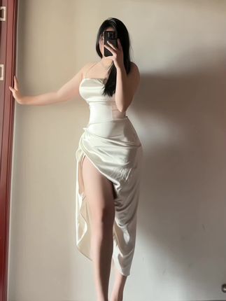 梨型身材辣妹秋秋不要吃鱼，对镜拍摄的艺术与表达-ACGAI艺图