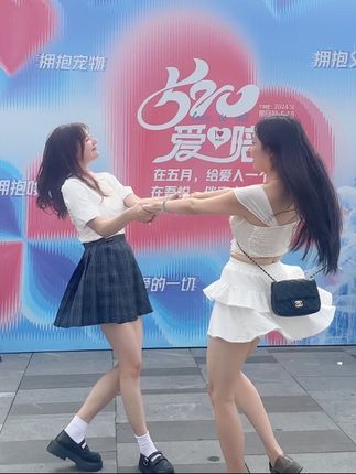 十万口草莓粥粥朋友圈资源流出，私密照片视频引发热议-ACGAI艺图
