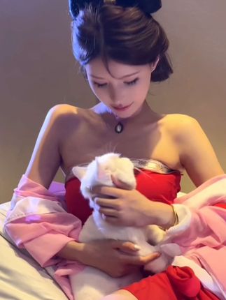 脸红mm与老头的互动视频火爆，背后有何趣味？-ACGAI艺图