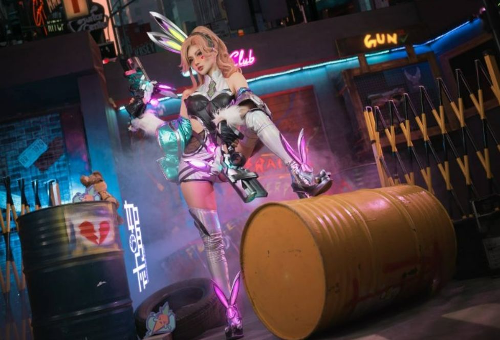 如月灰cosplay《英雄联盟》厄运小姐·幻灵女图集作品整理，枪火与魅力的交响-ACGAI艺图