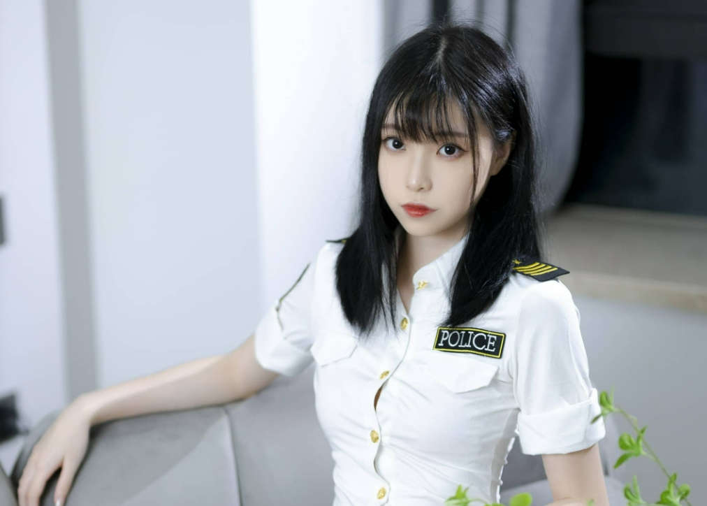 许岚LAN cos灰丝制服：沉稳优雅与时尚气质相得益彰-ACGAI艺图