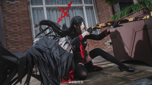 如月灰cos《蔚蓝档案》 羽川莲见，性感裙摆舞动古典街角-ACGAI艺图