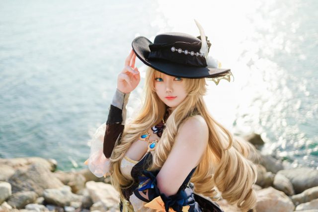 风中绽放的娜维娅：coser 格蕾丝化身性感漂亮的刺玫会长-ACGAI艺图