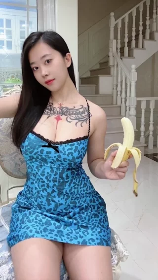 微密圈张贺玉与闺蜜的故事，性感穿搭勾勒友谊的边界-ACGAI艺图