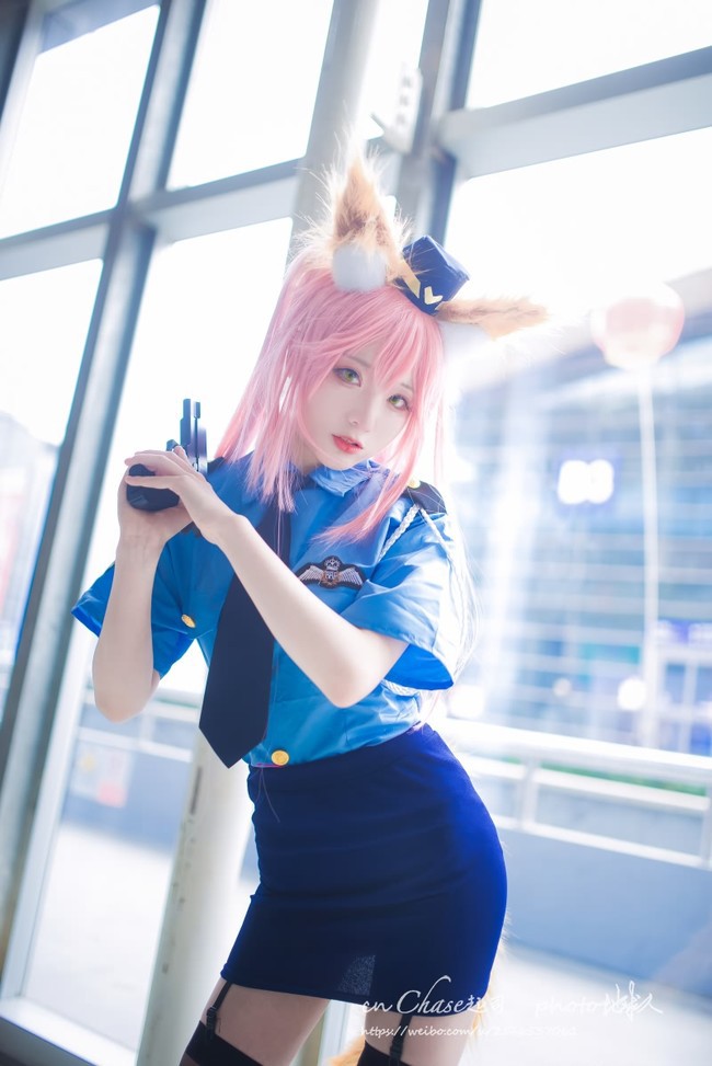 coser@chase起司在《Fate/Grand Order》中化身“女警版”玉藻前-ACGAI艺图