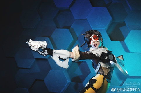 coser@PUGOFFKA在《守望先锋》化身迷人的“猎空者”Tracer-ACGAI艺图