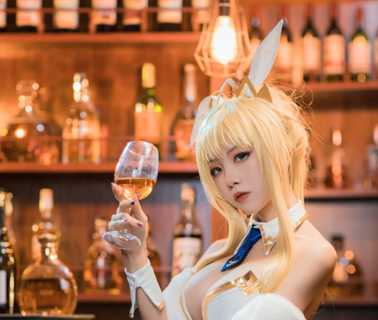 水淼aqua《白枪呆》：让你目不转睛的可爱酒吧兔女郎-ACGAI艺图