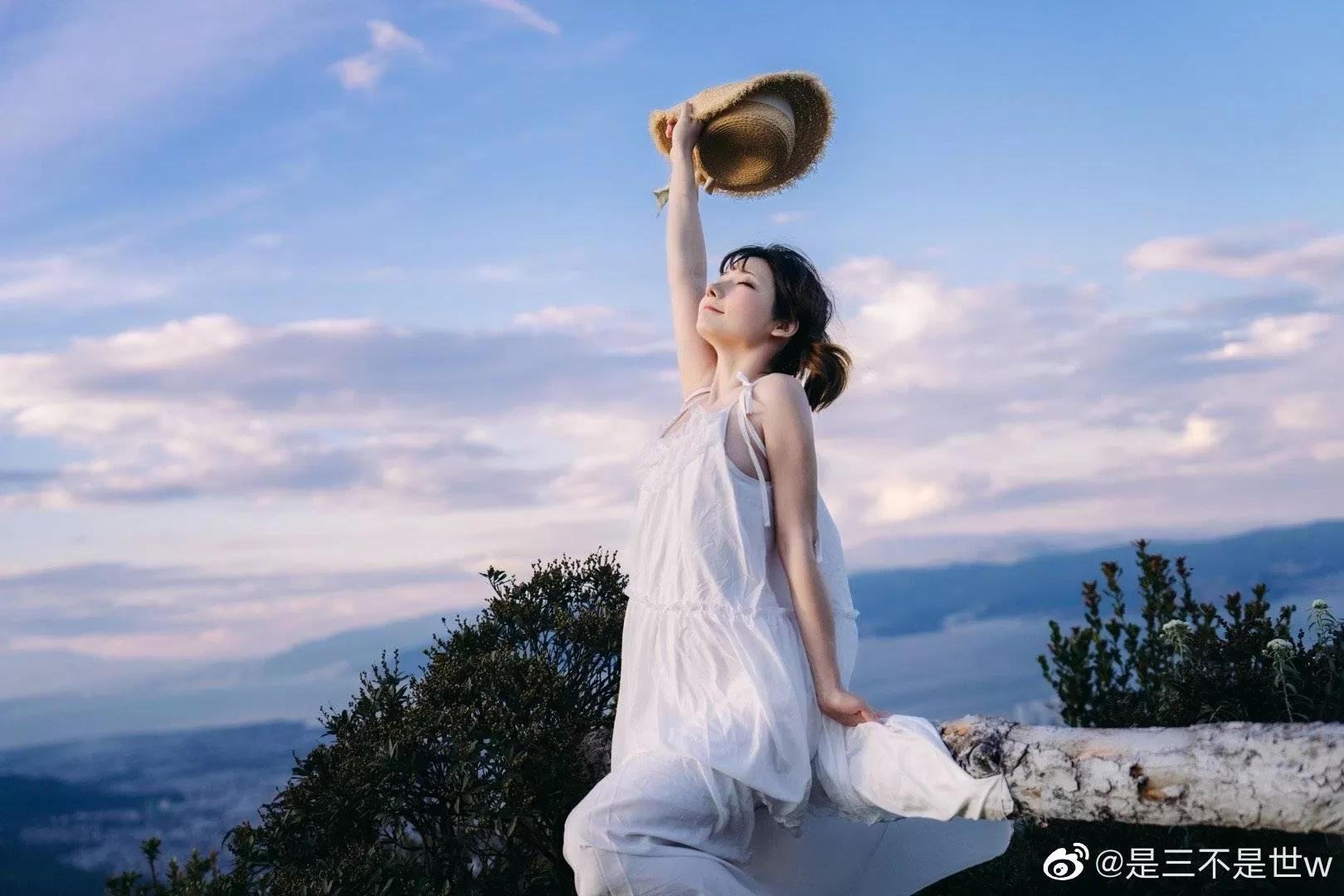 在十月的清爽天气中，伴随着金色的夕阳余晖，我们将领略三不是世w的最新摄影作品-ACGAI艺图