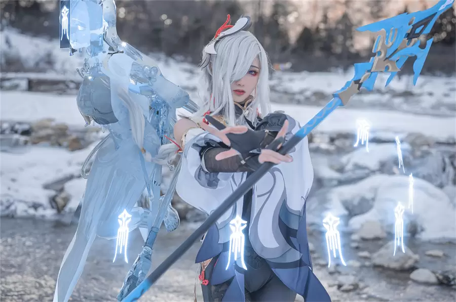 如月灰cos申鹤 原神：冰雪战斗女神的帅气征程-ACGAI艺图