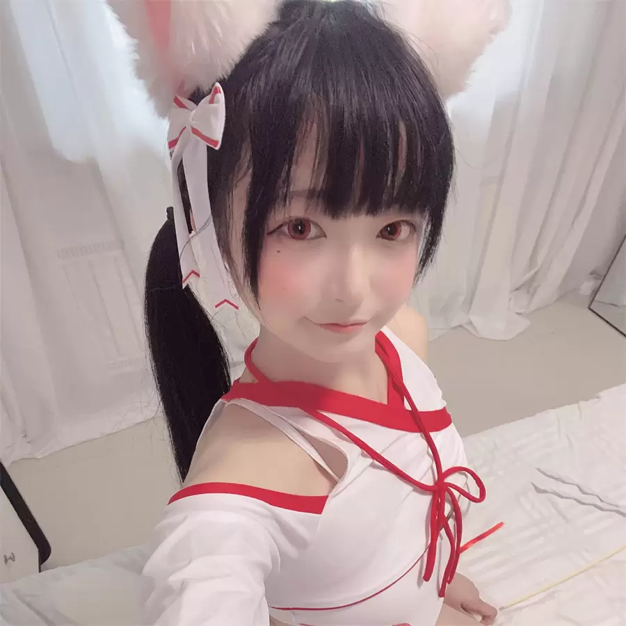 佳佳好难啊神社巫女：纯白制服下的甜美魅力！-ACGAI艺图