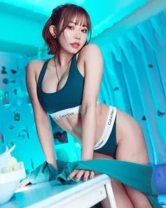 日本樱花妹りなしぃ的双重身份：办公室OL与网络Coser的神秘之旅！-ACGAI艺图