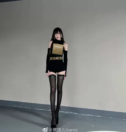 腐团儿晒逆天大长腿，惊现标志性后退！美腿+穿搭课程引爆热议！-ACGAI艺图