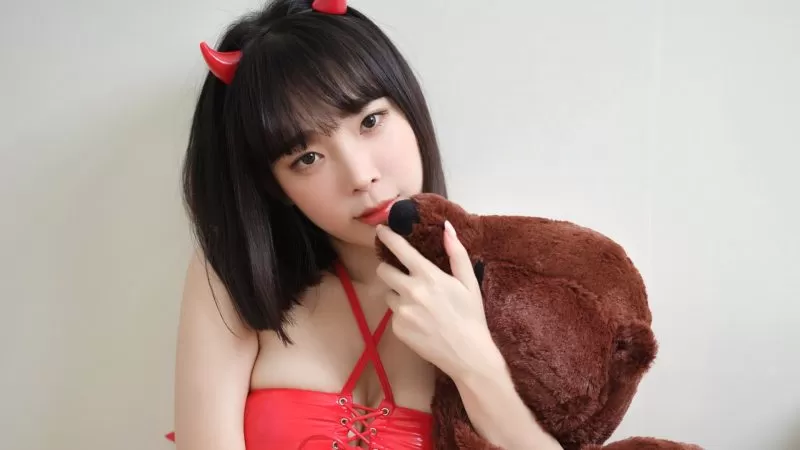 韩国女神魅力爆棚！姜仁卿与毛绒小熊的甜蜜互动-ACGAI艺图