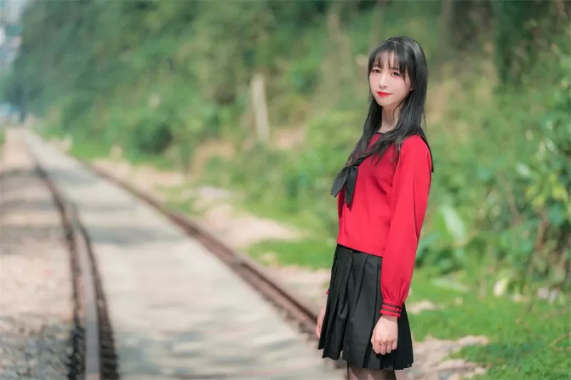 西呱呀呀呀新作《铁轨成片》美腿辣眼！火车道上的诱惑你能抵挡吗？-ACGAI艺图