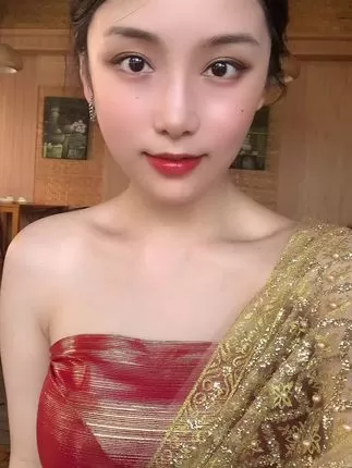 奶雯微密圈写真集，展现清纯到私密的魅力转变-ACGAI艺图