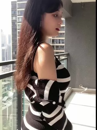 抖音奶雯的微博踪迹大揭秘，古韵遗风与美食探索-ACGAI艺图
