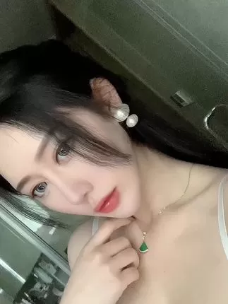 不爱笑的赛琳微博红人，她的渔网黑丝系列大放送-ACGAI艺图