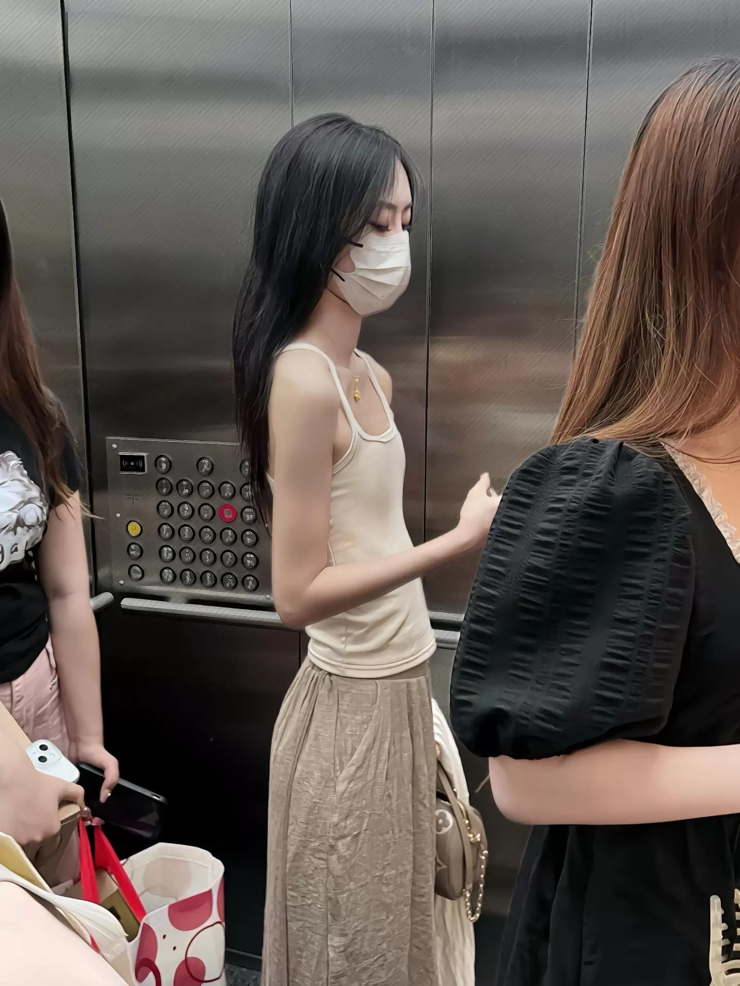 抖音一只佐佐酱微密照片强烈而独特的风格，佐佐酱的视觉艺术-ACGAI艺图