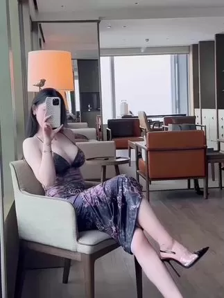 不爱笑的赛琳微密圈写真，蓝色连体比基尼的视觉冲击-ACGAI艺图