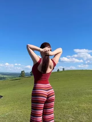 MIYA的美腿写真，紧身窄裙中的极致诱惑-ACGAI艺图