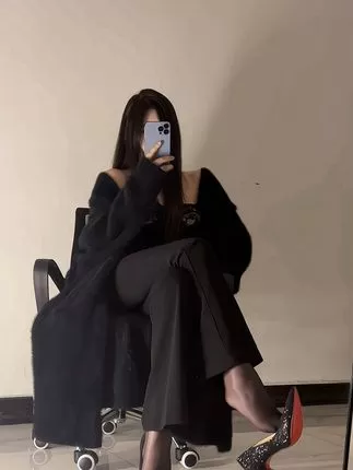 为什么说微密圈网红保守的妻子火了？热门话题的背后原因-ACGAI艺图