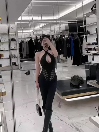 不爱笑的赛琳微密圈时尚写真，美脚与优雅的完美融合-ACGAI艺图