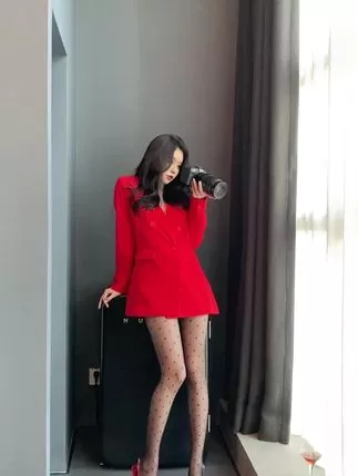 Sia 不吃鱼的怪姿势与可爱照片，你更喜欢哪一个？-ACGAI艺图