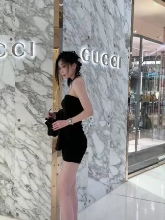 微密圈_ 李嘉欣97御姐风格爆棚，高颜值大长腿迷倒众生！-ACGAI艺图
